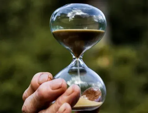 The Arrow of Time and Why We Remember Yesterday, Not Tomorrow (Image Credits: Pexels)