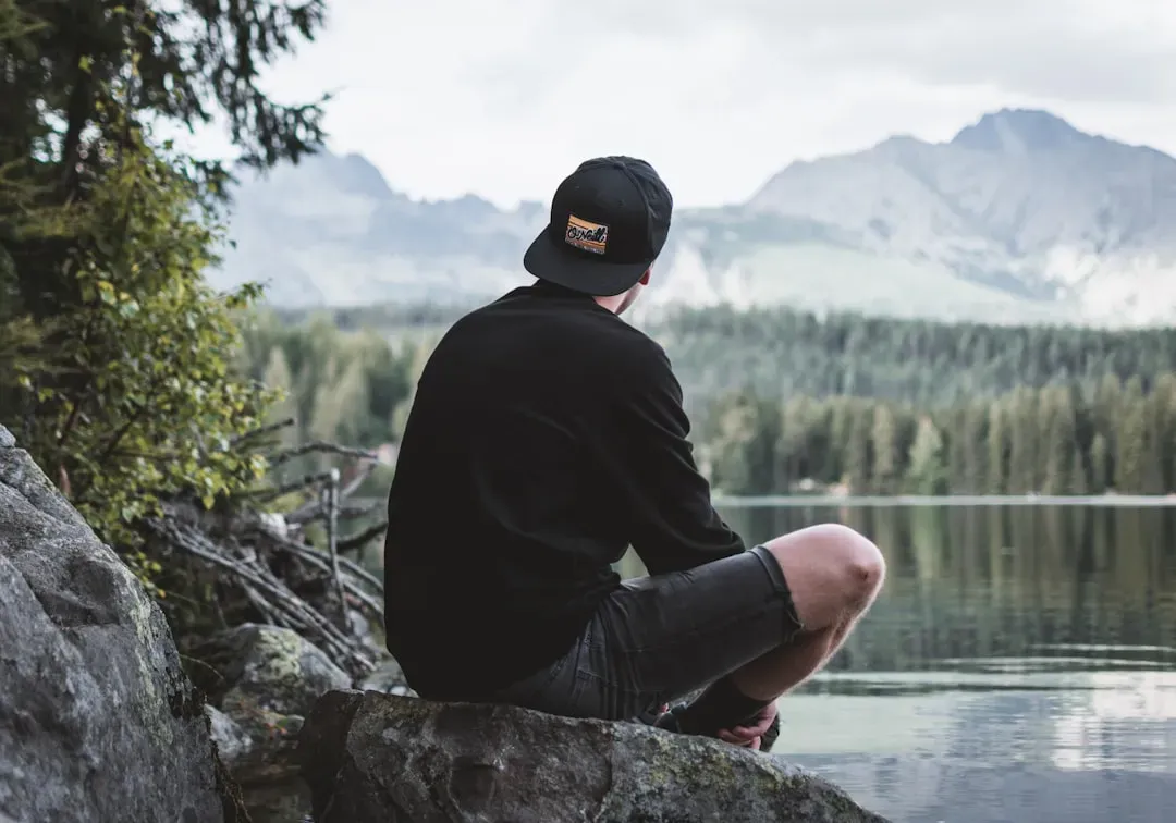Attention Fatigue And The “Soft Fascination” Of Trees, Water, And Sky (Image Credits: Unsplash)