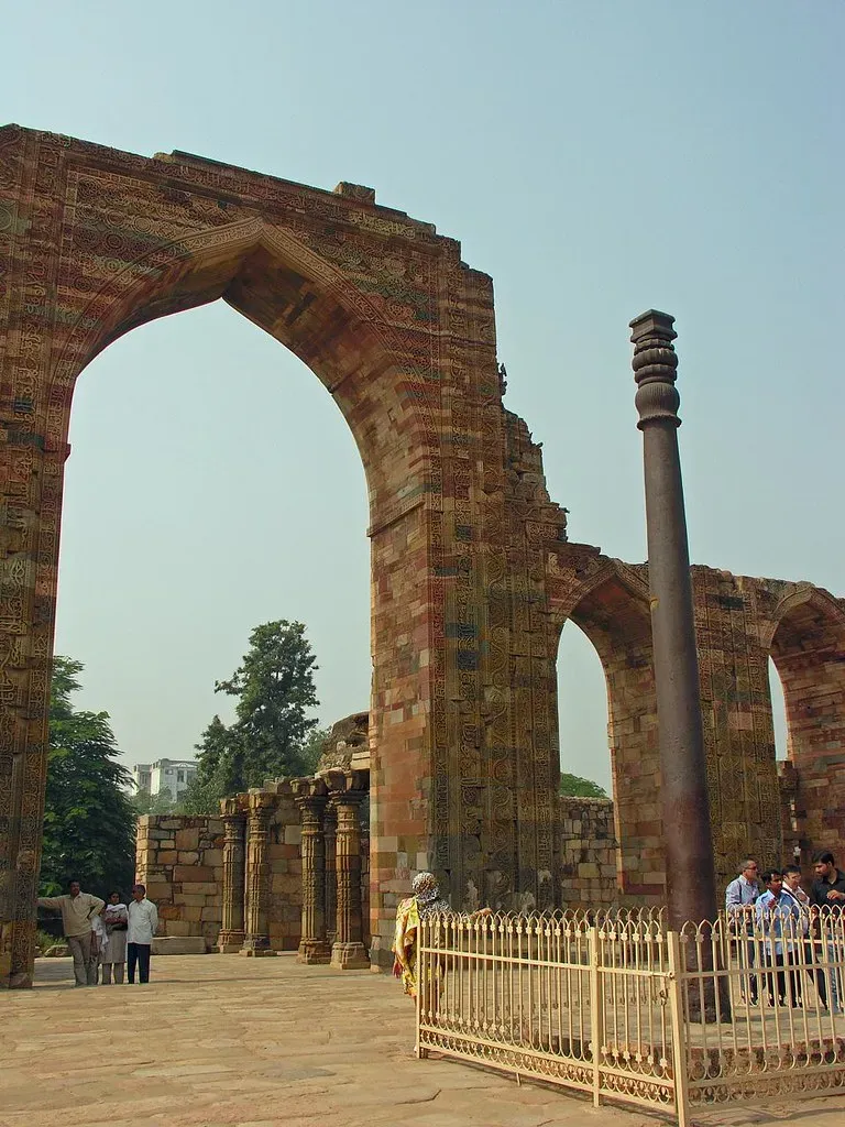 7. The Iron Pillar of Delhi: A Metal That Refuses to Rust (dgjarvis10@gmail.com, Flickr, CC BY-SA 2.0)