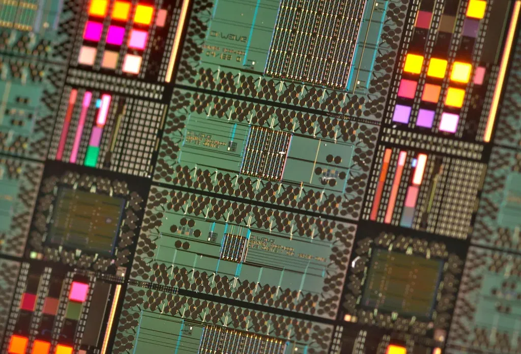 From Atoms to Electronics: How Quantum Theory Powers Our Tech (Image Credits: Flickr)