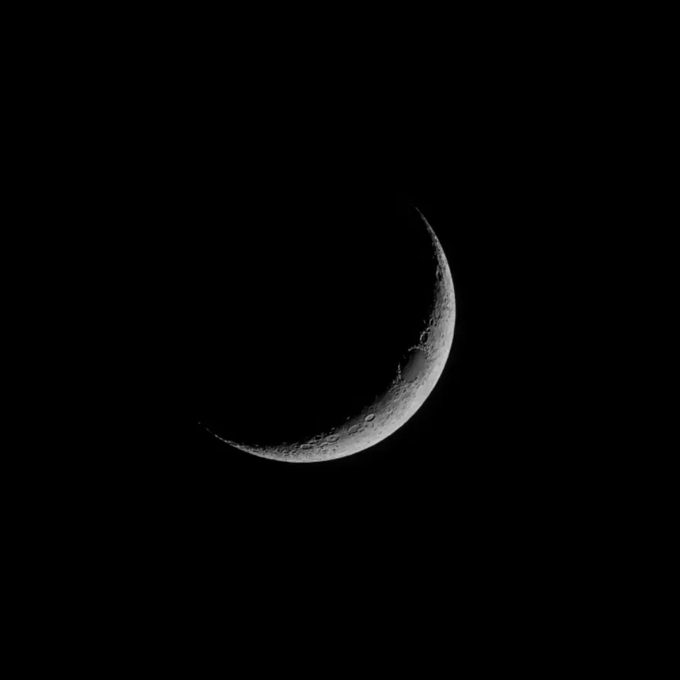 5. A Crescent Moon Embracing a Bright Planet at Twilight (Image Credits: Stocksnap)