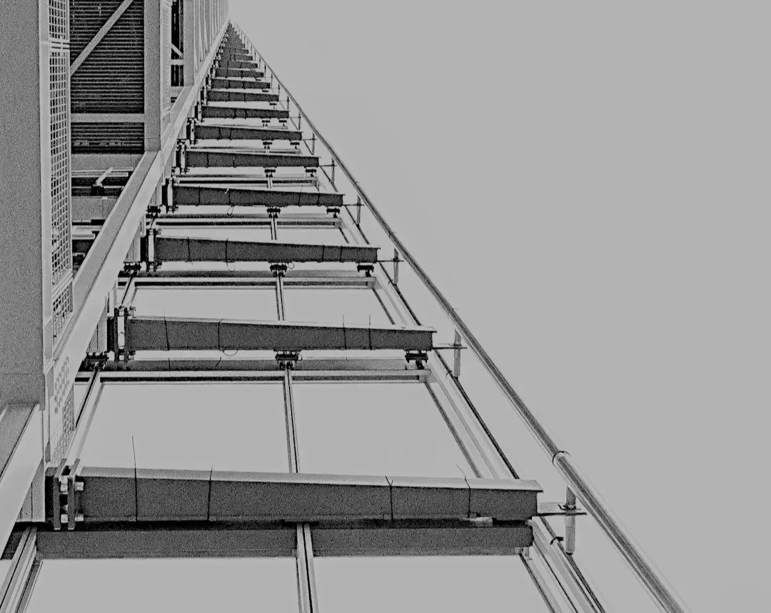 The Ponzo Illusion: When Perspective Lines Rewrite Size (Image Credits: Unsplash)