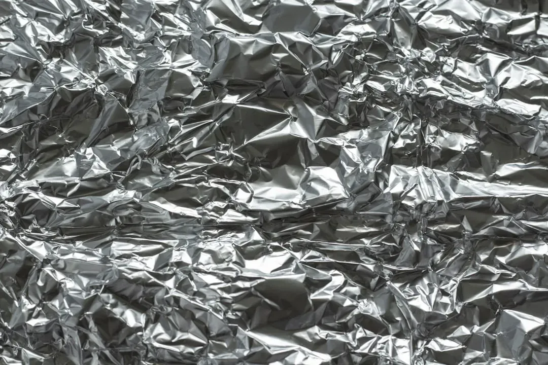 3. Aluminum Foil: Kitchen Wrap With Serious Physics Chops (Image Credits: Unsplash)