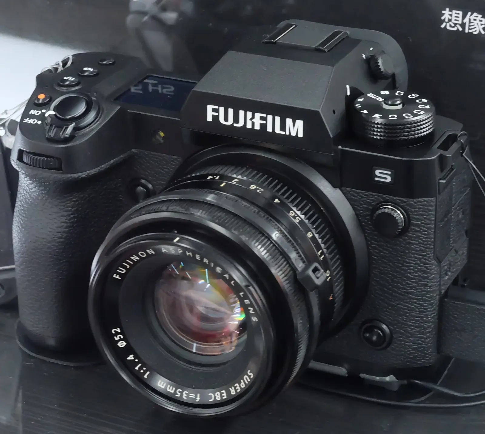 Fujifilm X‑H2S – APS‑C Speed With a Colorful Personality (By 昼落ち, CC BY-SA 4.0)