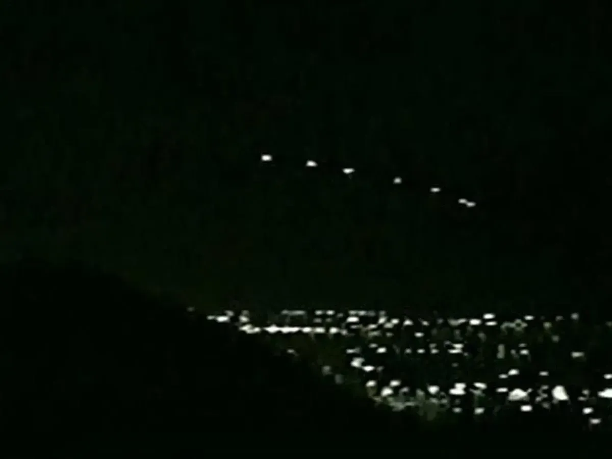 2. The Phoenix Lights Over Arizona (Image Credits: Reddit)