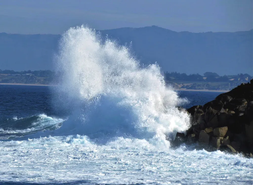 7. Rogue Waves: Walls of Water That Should Not Exist (Image Credits: Flickr)