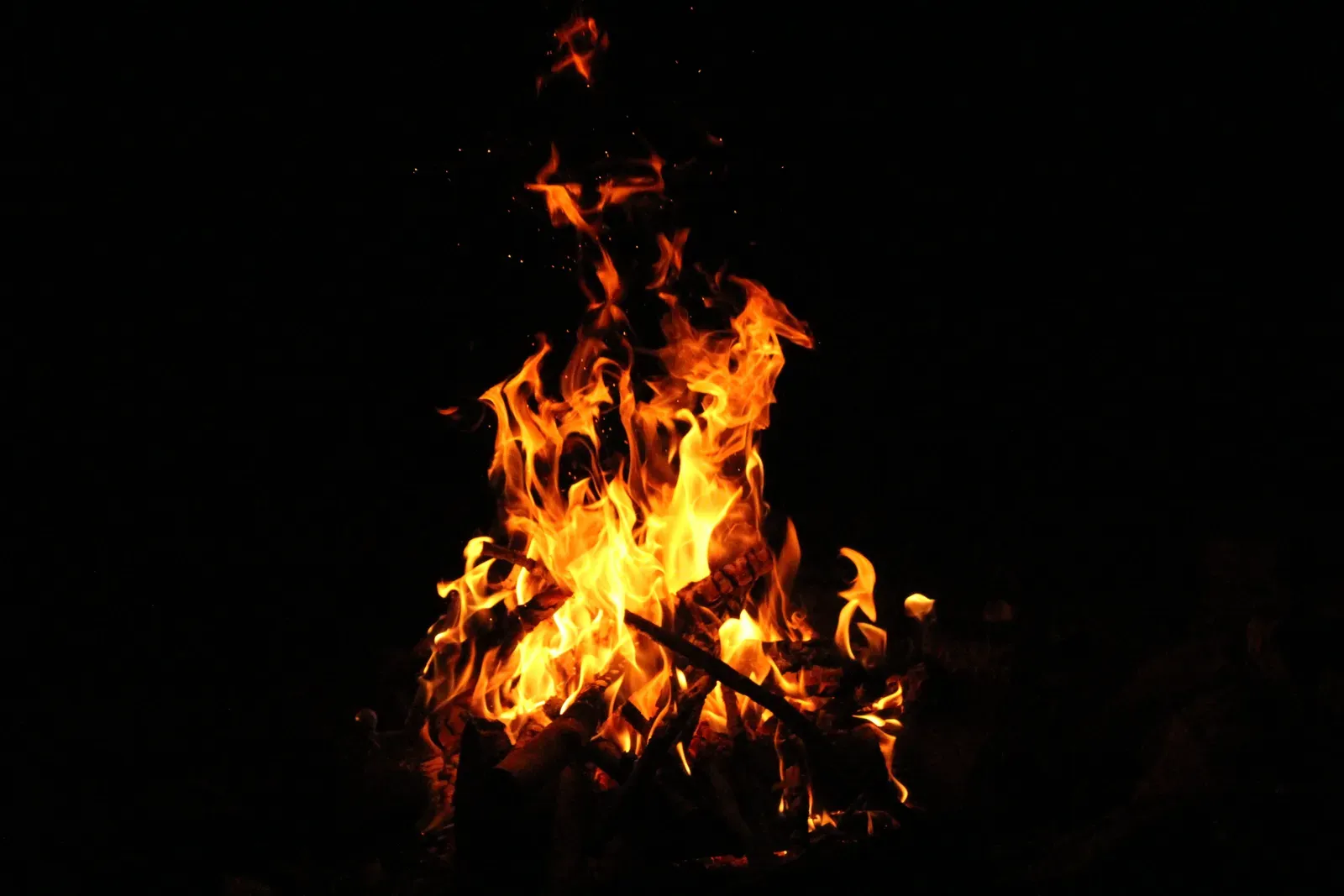 The Hypnotic Power of Flickering Flames (By Hameltion, CC BY-SA 4.0)
