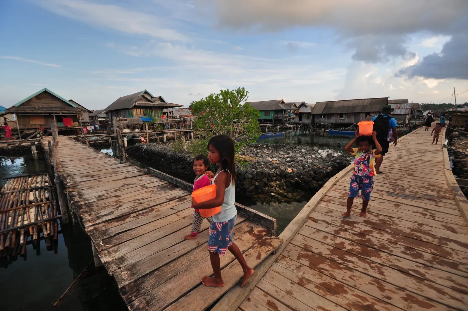 10. The Bajau People: A Whole Community Evolved Beyond Normal Human Limits (Image Credits: Wikimedia)