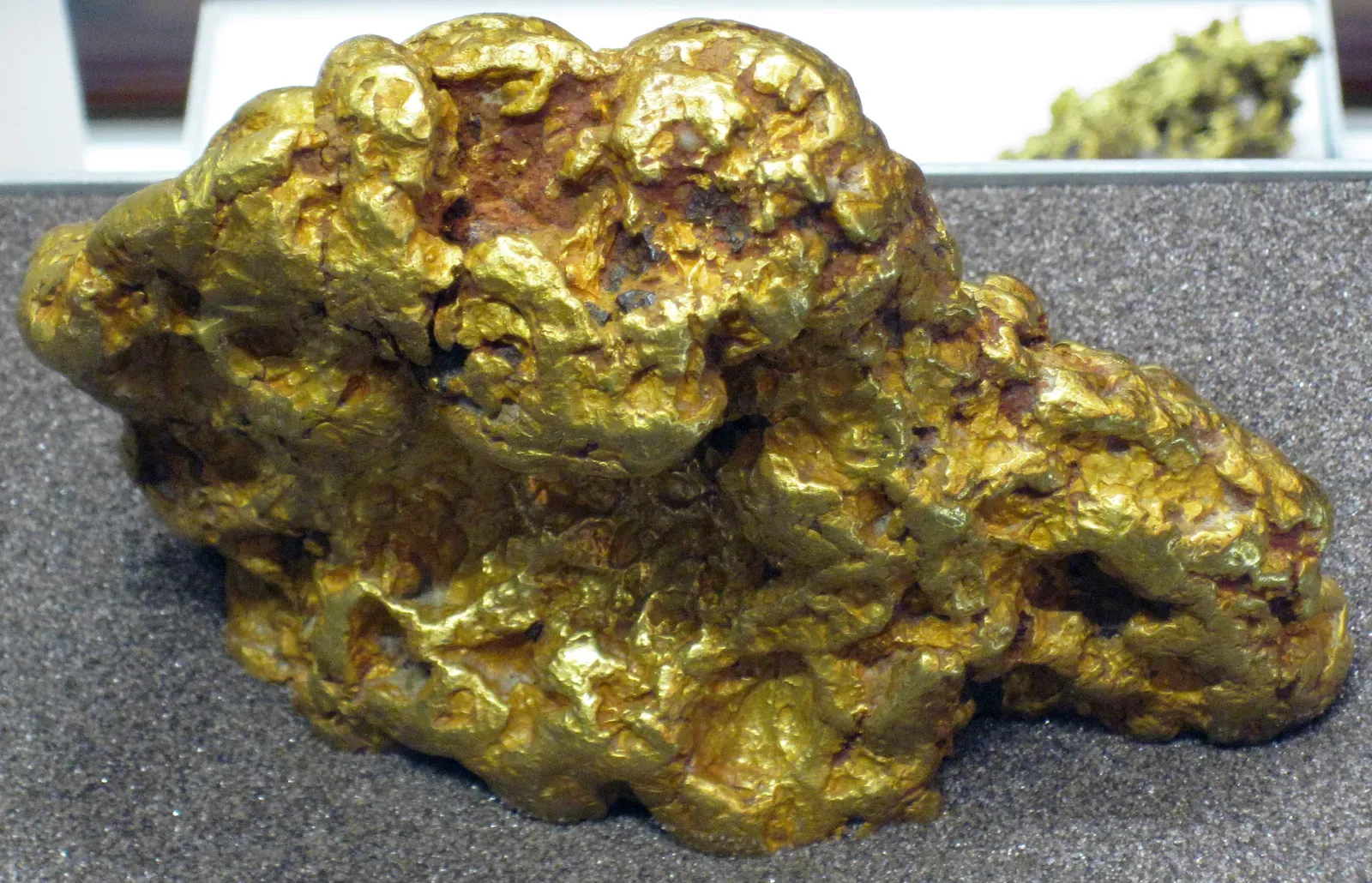 #8 - The 5-Kilogram Nugget Sitting Near an Old Goldfield (Gold nugget (Australia) 3, CC BY 2.0)