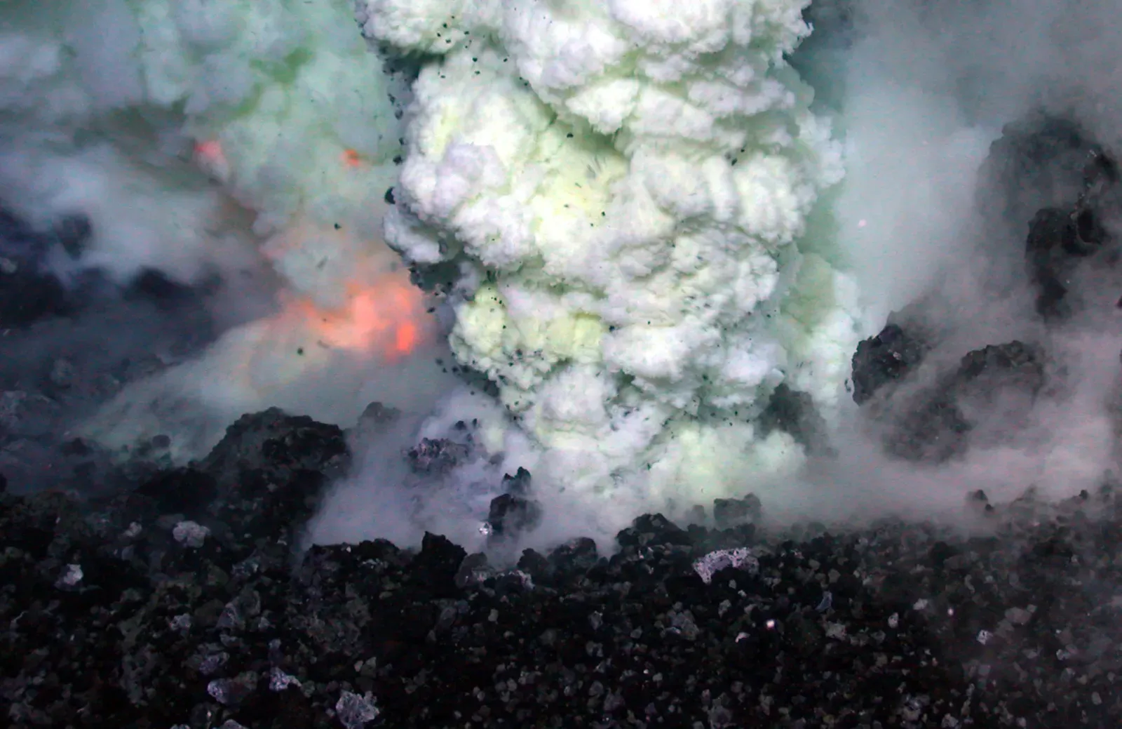8. Submarine Volcanoes and Lava Flows: Fire in the Freezing Dark (Image Credits: Wikimedia)