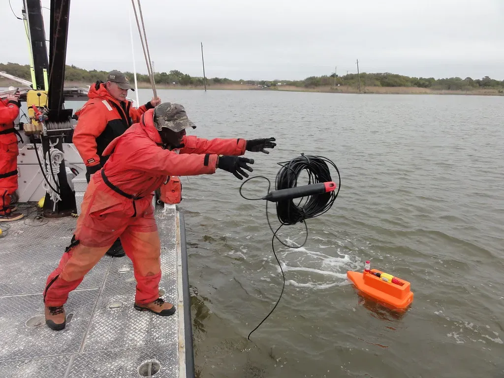 Listening With Hydrophones: How You Actually Know (erdc-chlfrf, Flickr, CC BY 2.0)