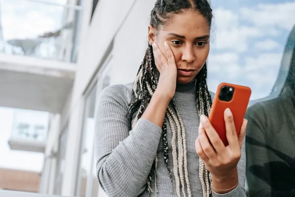 How Modern Life Supercharges Your Fear of Exclusion (Image Credits: Pexels)