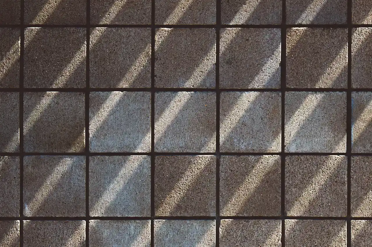 7. Grid Patterns and Checkerboards: Ordering Chaos the Same Way (Image Credits: Pixabay)