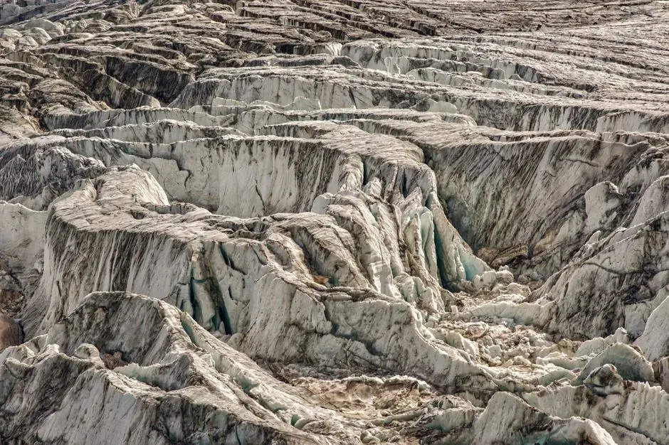 2. Exploiting Weak Rock and Old Geological Faults (Image Credits: Pexels)