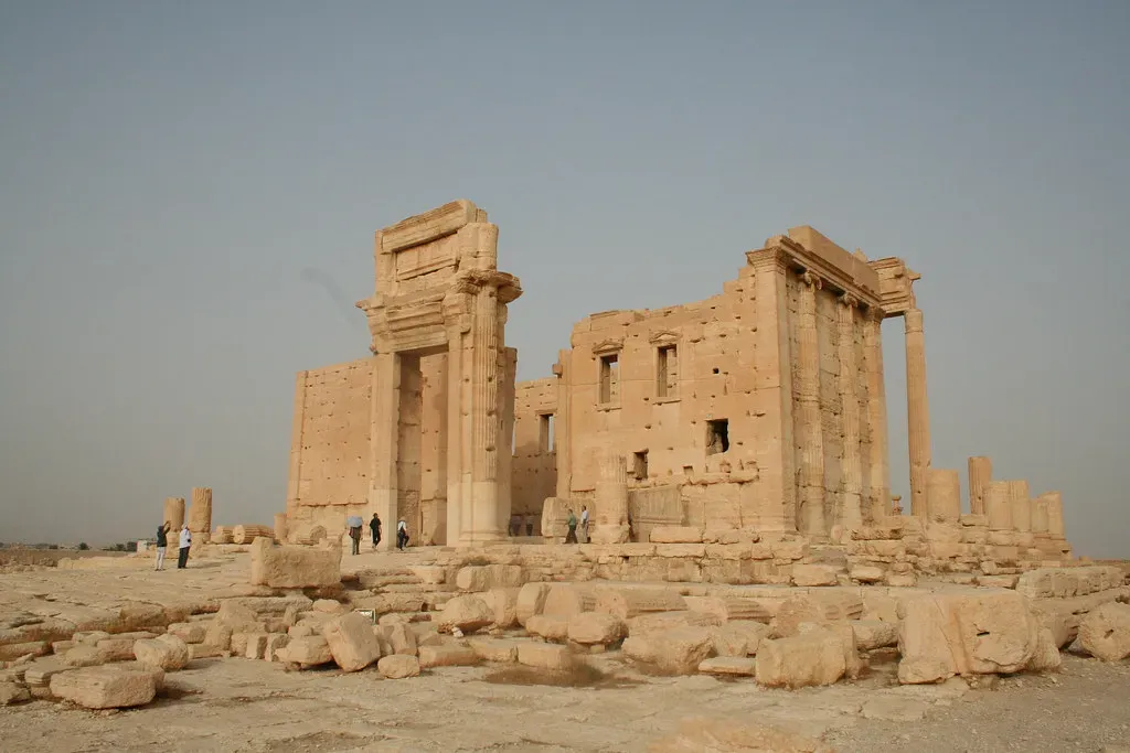 Palmyra’s Temple of Bel: Stone Elegance in a Harsh Desert (Image Credits: Flickr)