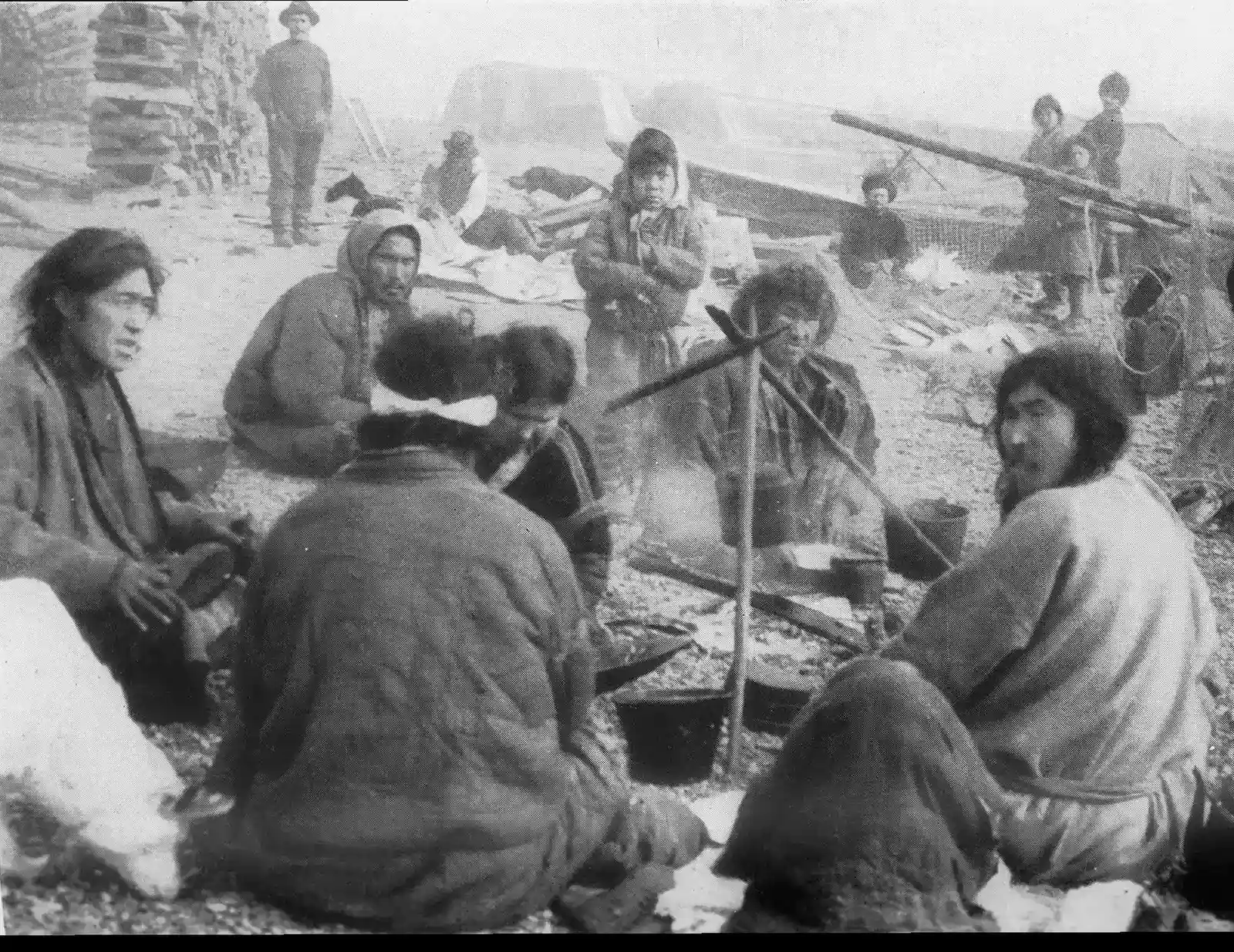 The Campfire Story Circle Lit Like a Film Set (Google Books - Nansen, Fridtjof Wedel-Jarlsberg (1914) Gjennem Sibirien, Kristiania, Norway: w:Jacob Dybwads Forlag, pp. 204 ISBN: 9780836967395. OCLC: 7214283., Public domain)