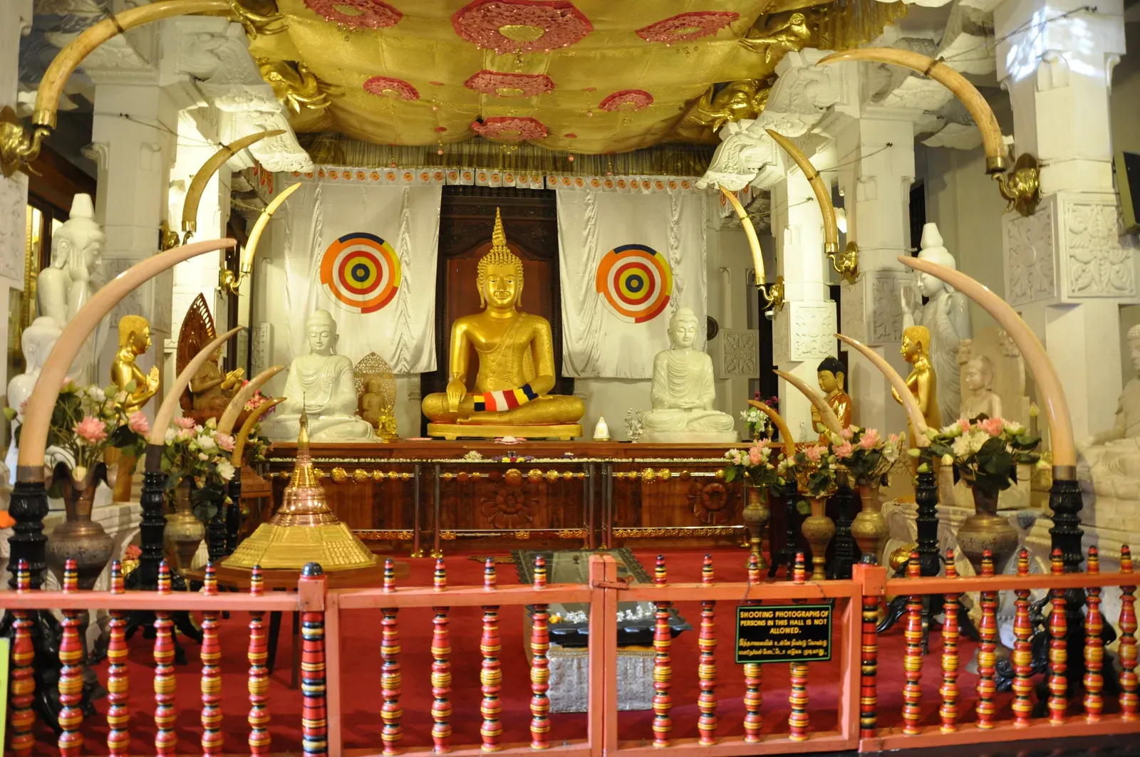 #12 – The "Bones of the Buddha" (Shrine - The Temple of the Sacred Tooth Relic [Kandy], CC BY 2.0)