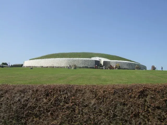 4. Newgrange Passage Tomb: A Stone Age Chamber That Wakes With the Sun (Geograph Britain and Ireland, CC BY-SA 2.0)