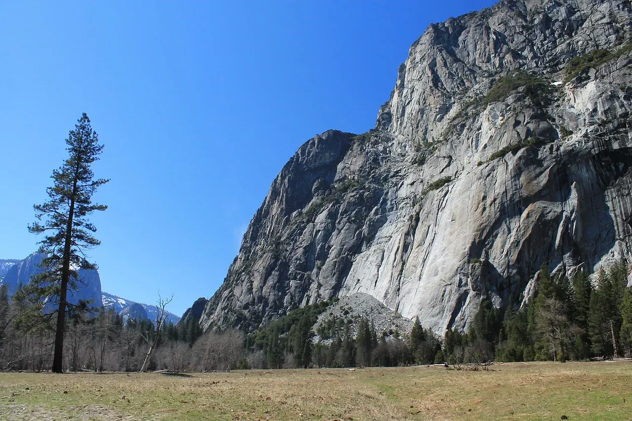 3. Yosemite Valley, California – A Granite Fortress Carved by Ice (Image Credits: Pixabay)