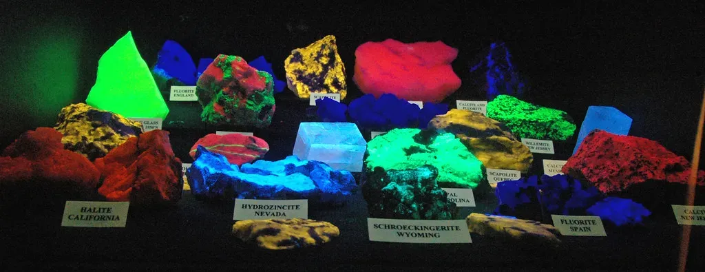 8. Fluorescent Rocks in Franklin and Sterling Hill, New Jersey (James St. John, Flickr, CC BY 2.0)