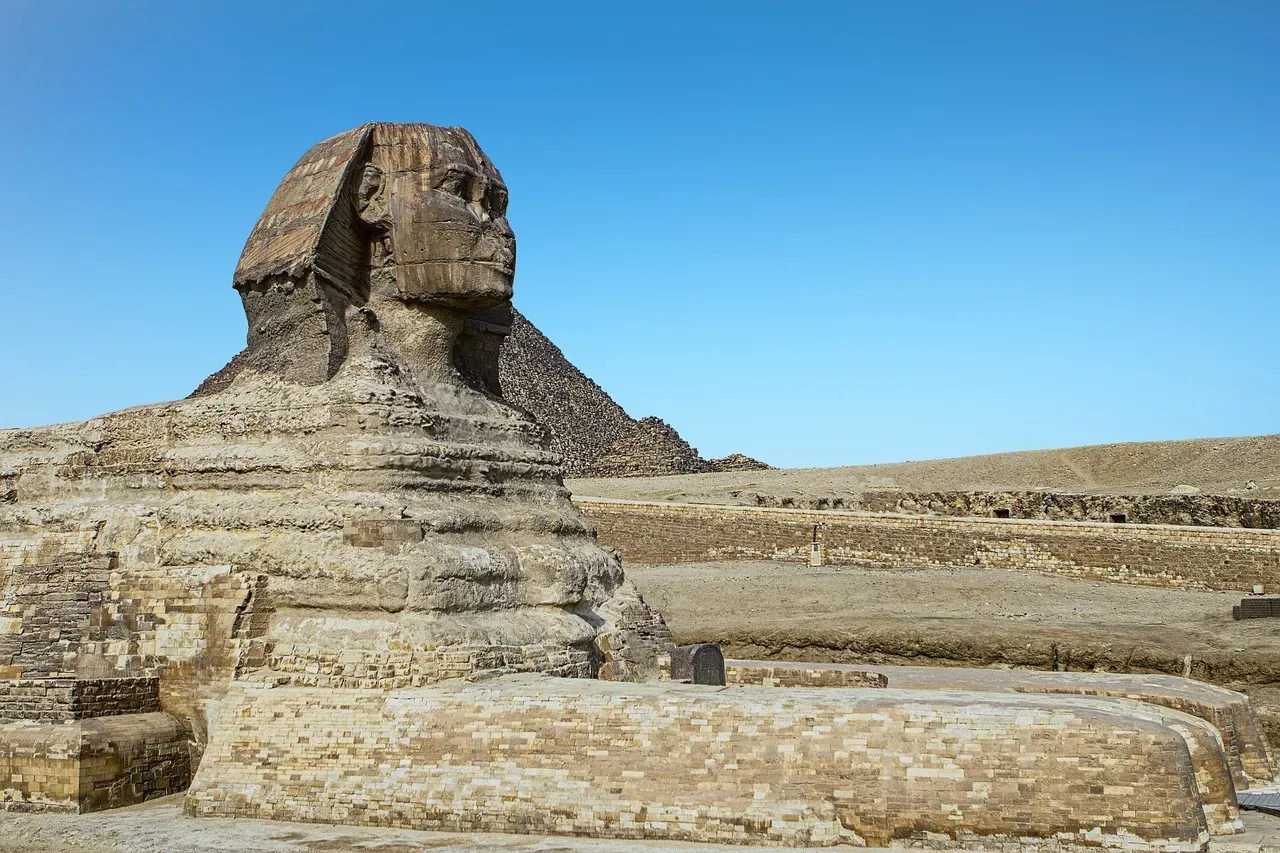 4. The Inconsistent Bedrock Weathering Beneath the Monument (Image Credits: Pixabay)