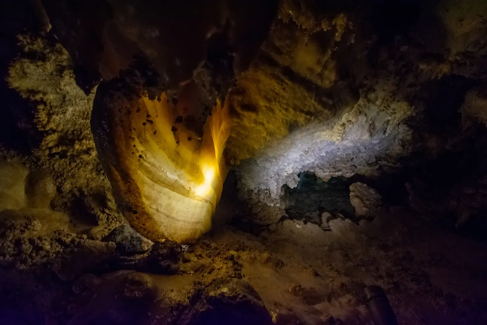 7. Timpanogos Cave System, Utah: Twisted Formations That Seem to Defy Gravity (By RuggyBearLA, CC BY 2.0)
