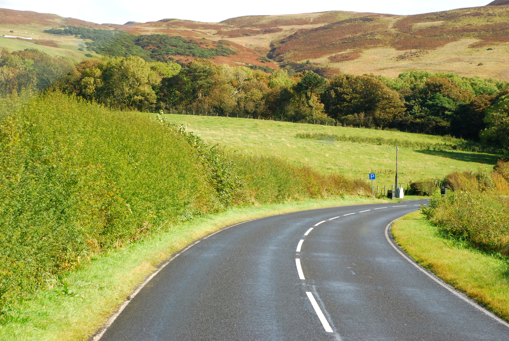The Electric Brae in Scotland (Image Credits: Wikimedia)