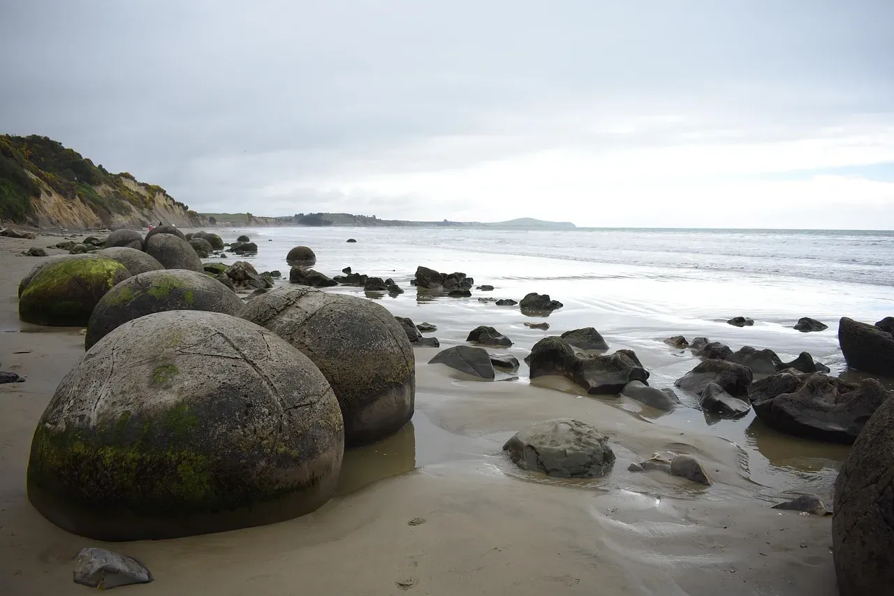 Moeraki Boulders: Dragon Eggs on the Beach (Image Credits: Pixabay)