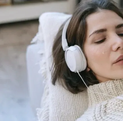 When Music Makes You Cry: What Your Brain Is Actually Doing (Image Credits: Pexels)