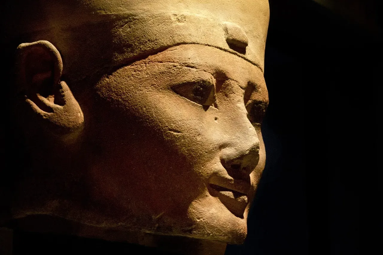 #11 - A British Family Sold a Fake Egyptian Statue for £440,000 (Image Credits: Pixabay)