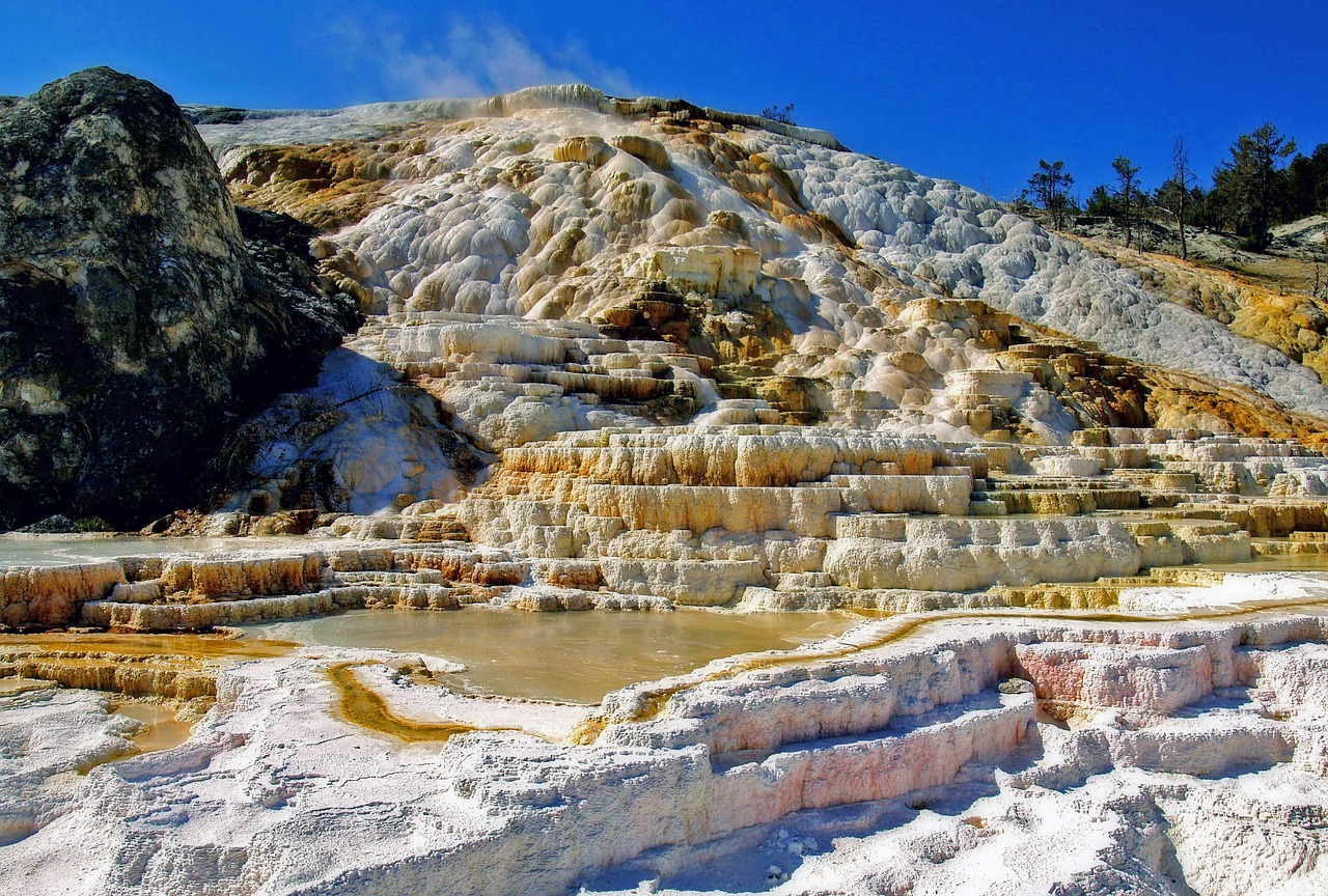 Mammoth Hot Springs: The Travertine Anomaly (Image Credits: Pixabay)