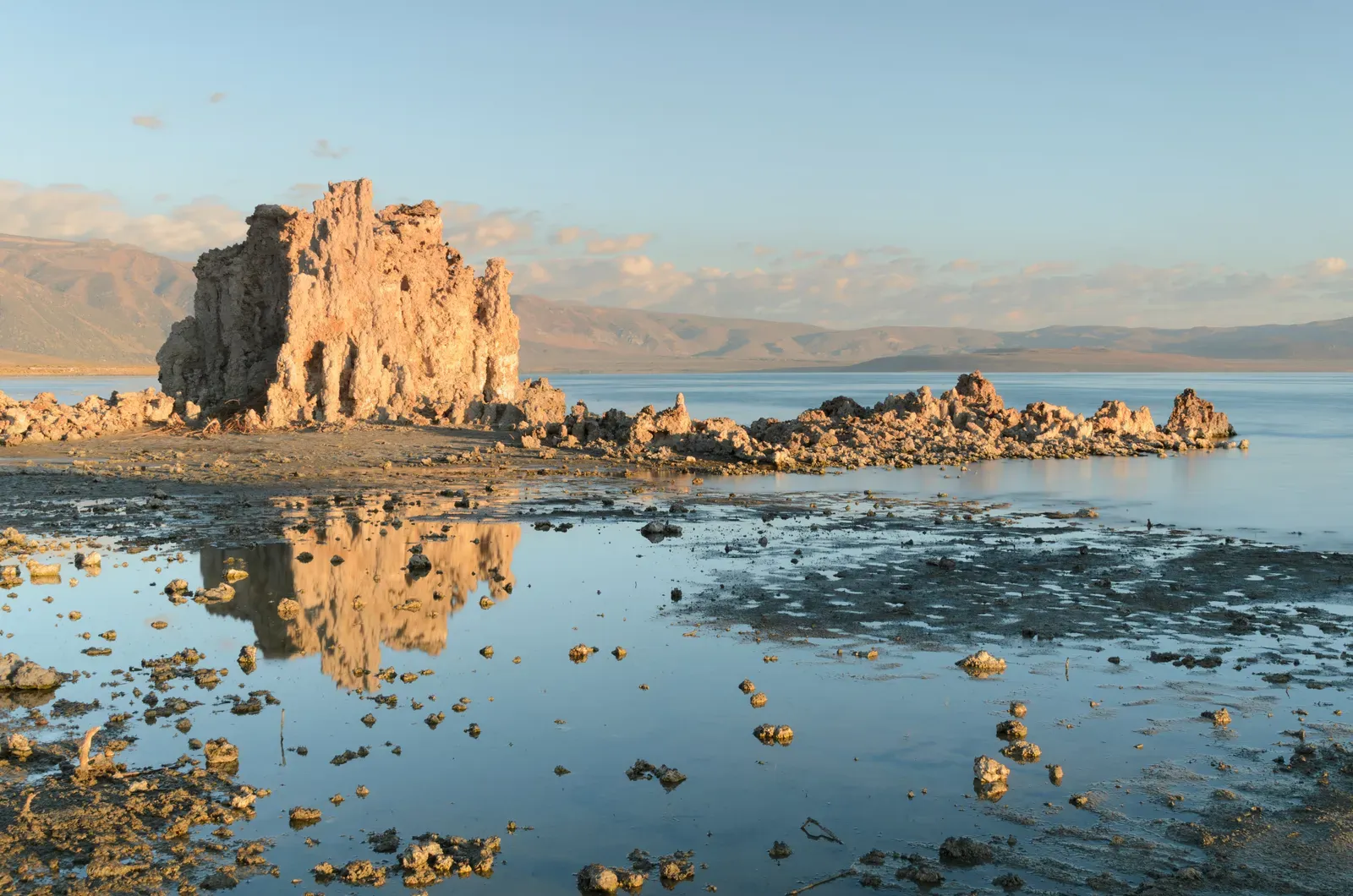 Mono Lake’s Tufa Towers, California: Ancient Water Chemistry on Display (Image Credits: Wikimedia)