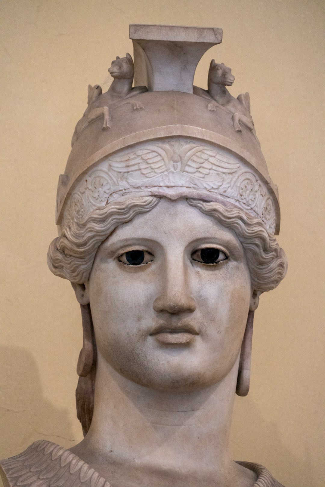 The Linguist Queen: A Rare Ruler Who Spoke Many Languages (Image Credits: Unsplash)