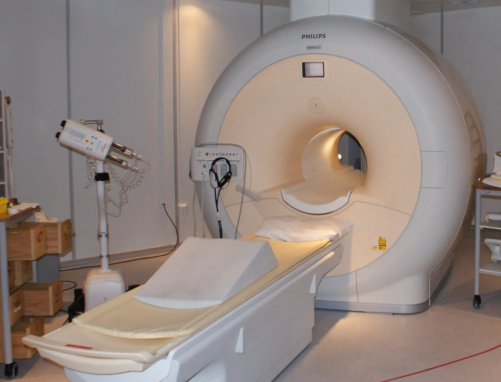6. MRI Machines: Quantum Spins Inside Your Body (Image Credits: Wikimedia)