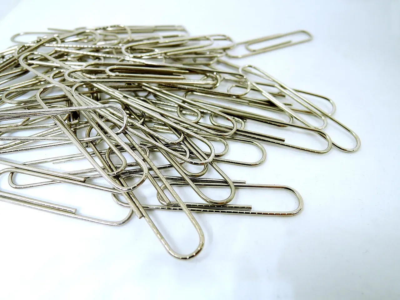 Paper Clips Fatigue to Death When You Bend Them (Image Credits: Pixabay)