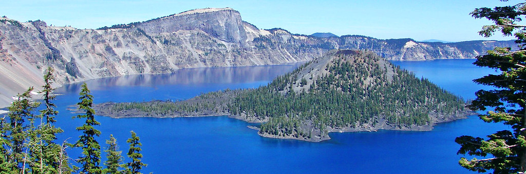 Crater Lake, Oregon: The Volcanic Mystery (Image Credits: Flickr)