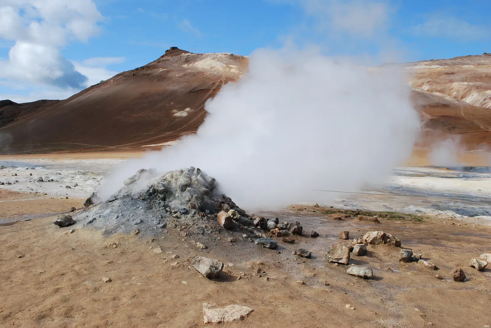 Iceland's Volcanic Activity: Fire and Ice on a Spreading Ridge (Image Credits: Wikimedia)