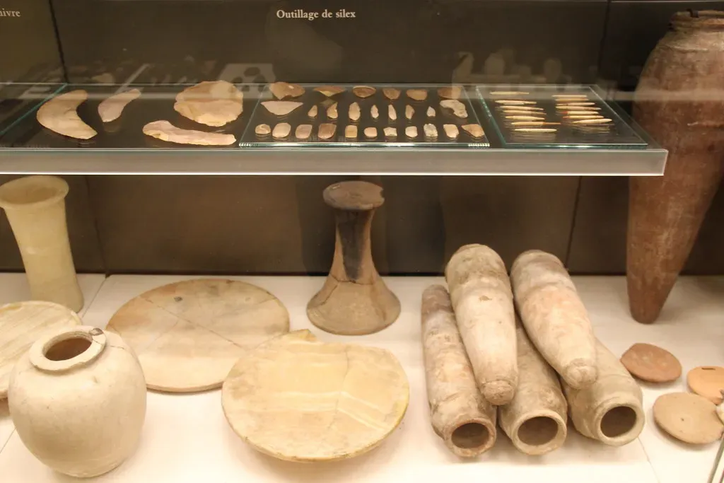 Pottery and Stone Tools: Decoding Daily Life and Regional Identity (Image Credits: Flickr)