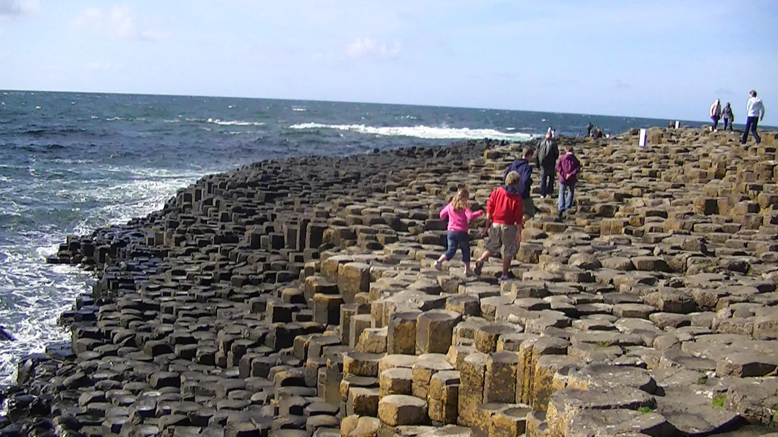 1. Giant’s Causeway: A Basalt Honeycomb That Looks Machine-Cut (By Adam Bishop, CC BY-SA 3.0)