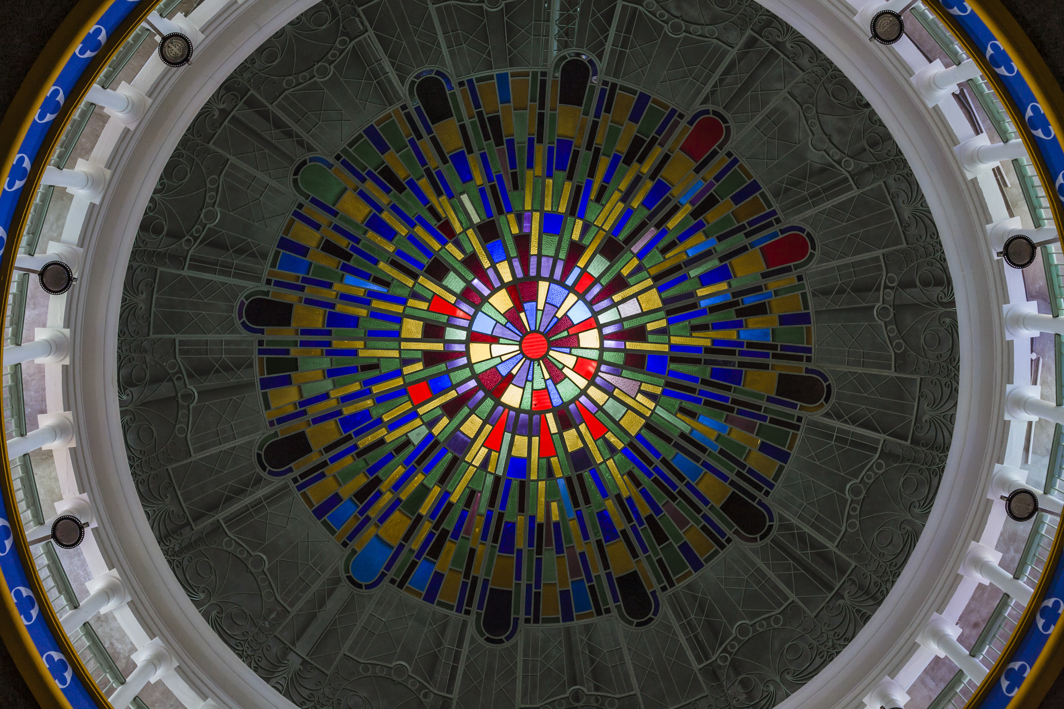 Portland, Oregon: From Ancient Screens to Modern Frit (Image Credits: Wikimedia)