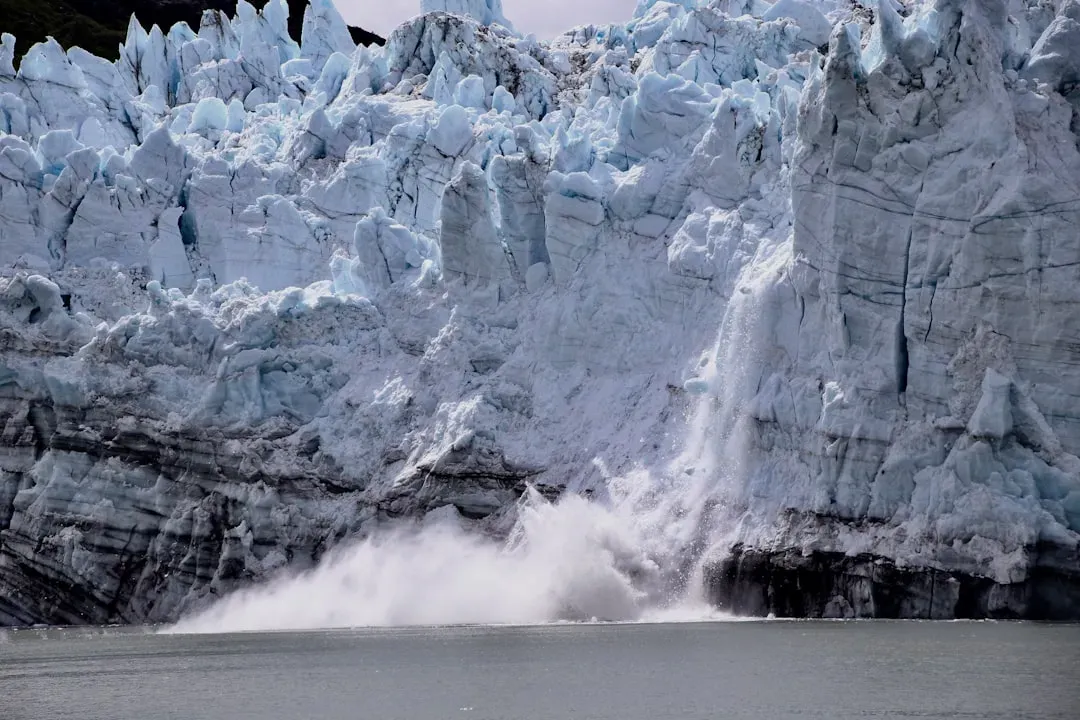 4. Glacial Outburst Floods: When Ice-Dammed Lakes Suddenly Explode (Image Credits: Unsplash)