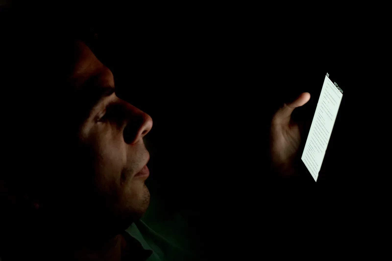 9. You Start Seeking Quick Hits Of Stimulation (Person looking at smartphone in the dark, CC BY-SA 2.0)