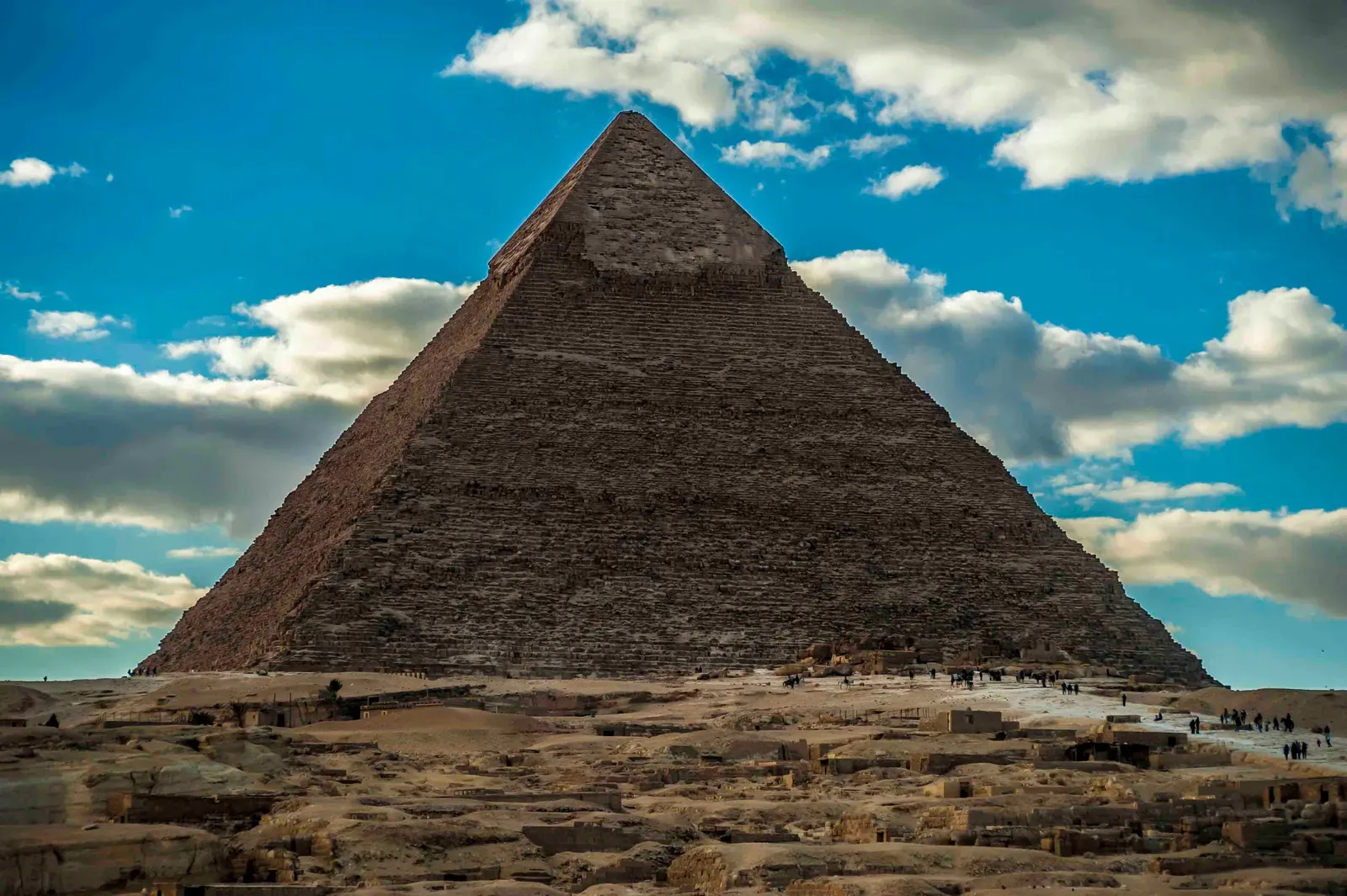6. How Did the Pyramids of Giza Really Get Built? (Image Credits: Wikimedia)