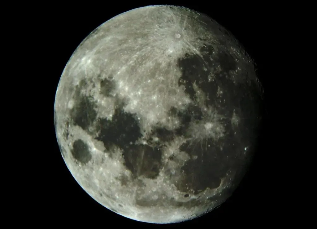 The Surprising Fact: The Moon Is Retreating a Few Centimeters Every Year (Image Credits: Flickr)
