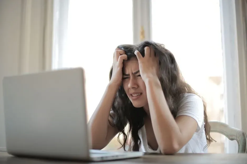When Emotions Blur: How Sleep Loss Mutes Joy and Amplifies Negativity (Image Credits: Pexels)