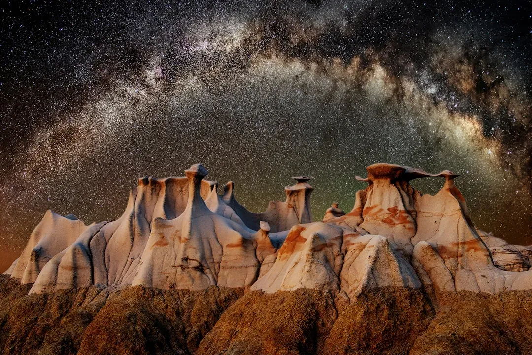 11. Bisti/De‑Na‑Zin Badlands, New Mexico: A Surreal Stone Graveyard (Image Credits: Unsplash)