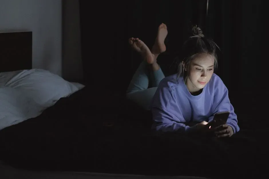 12. Your Nighttime Wind‑Down: Endless Scrolling Or Intentional Shut‑Off? (Image Credits: Pexels)