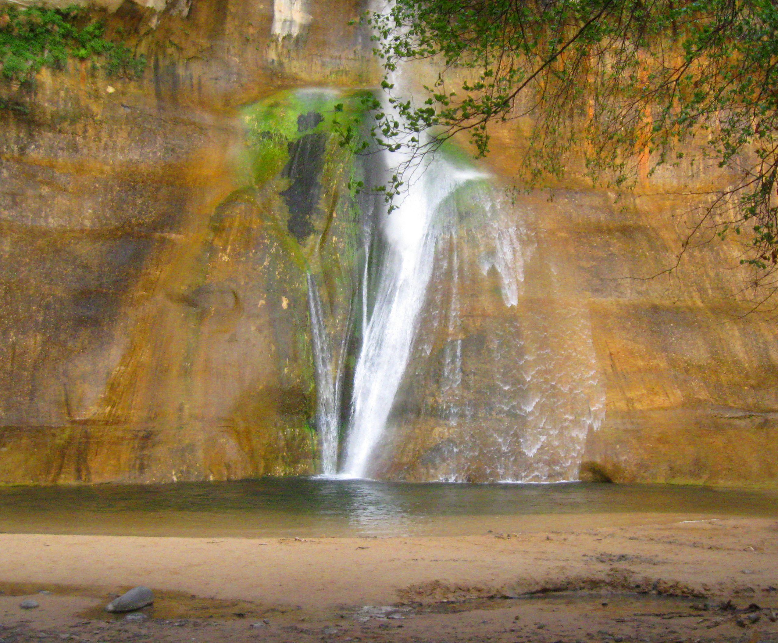 Lower Calf Creek Falls: A Desert Oasis Paradise (Image Credits: Wikimedia)