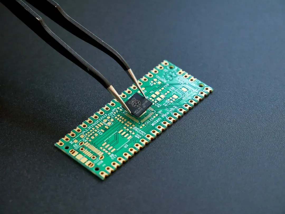 5. Computer Chips: Quantum Tunnels You Never See (Image Credits: Unsplash)