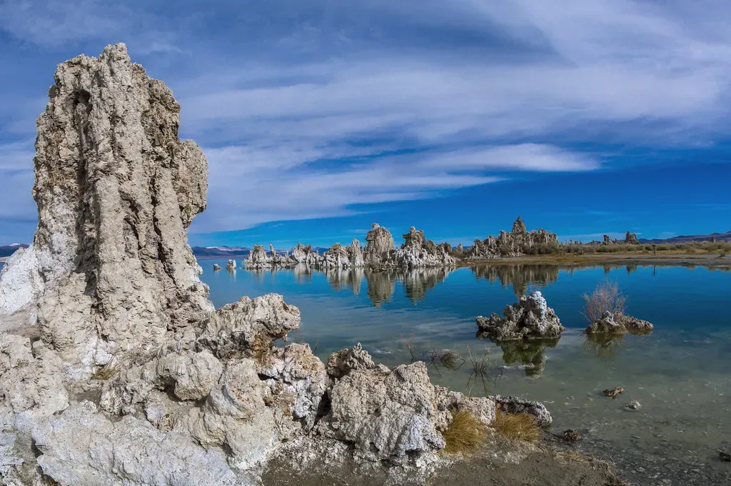 Mono Lake, USA – An Alkaline Microbe Factory with Shifting Hues (kla4067, Flickr, CC BY-SA 2.0)